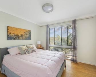 5 bedroom Terrigal beach home with district views - Terrigal - Bedroom