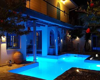 Secluded villa with sea view & private pool - ideal retreat for self-isolation! - Trizonia - Piscina
