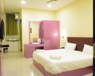 Mid Elevation Hill Station Stay - Valparai - Bedroom