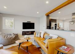 Grove Road Lakehouse - Barnard - Living room