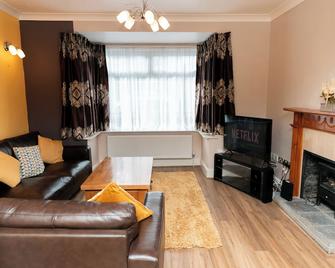New! Spacious 3Br Sleeps 6 With Free Parking, Wi-Fi and Netflix - Frimley - Living room