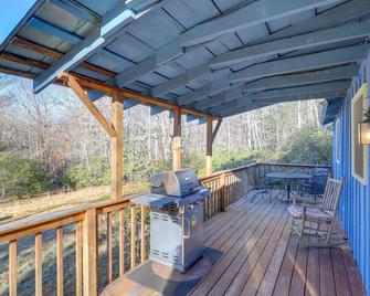Burnsville Cabin with Deck and Trails - Dog Friendly! - Burnsville - Balcony