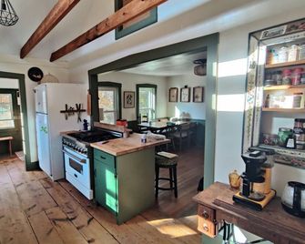 Charming 3-bedroom house in Westport. Pet-Friendly! - Westport - Kitchen