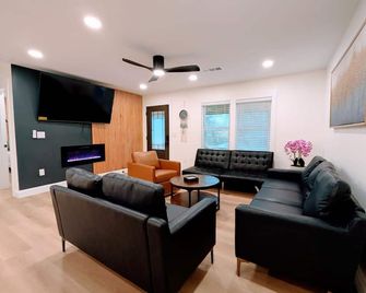 Custom Design Kitchen King Beds Laundry Large Tvs - Rome - Living room