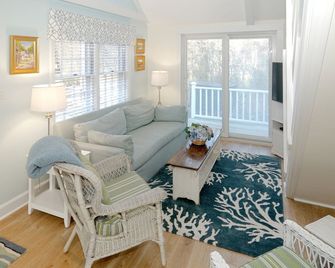2 Bedrooms + Loft - sleeps 6 in beds but max 4 adults- 5 Blocks to Town - Nantucket - Living room