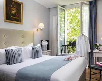 Hotel Plaza Elysées - Paris - Bedroom