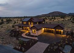 Clint by AvantStay Located Within The Brasada Ranch Community Golf Course Pool Hot Tub - Powell Butte - Budynek
