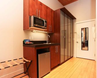 Florenzia Suite: Contemporary king room with fireplace, luxe shower, and downtown views. - Saugatuck - Kitchen