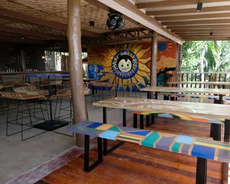 Mad Monkey Siquijor - San Juan - Restaurante