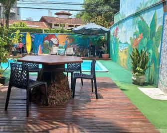 Oceanic Hostel - Balneario Camboriu - Innenhof