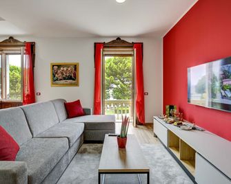 Palazzo Visconti Luxury Suite DesenzanoLoft Official Partner Homes & Villas by Marriott Bonvoy - Desenzano del Garda - Living room