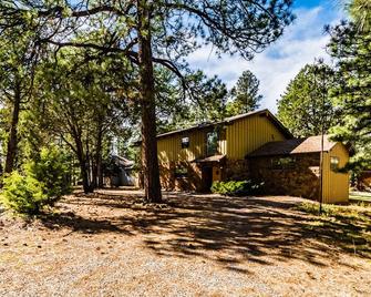 GELK: 'Live Large at the Grand Elk!' With hot tub. Pet friendly. - Alto - Vista del exterior