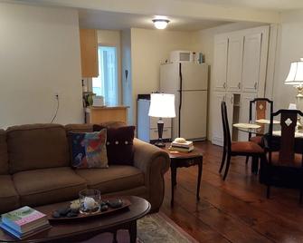 Charming woodsy chalet - Campton - Living room
