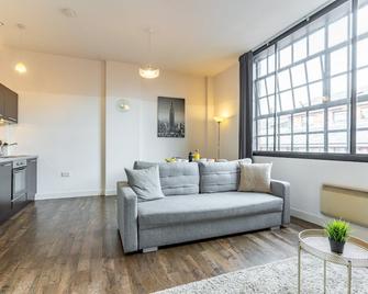 Entertainment | Near Attractions | Comfortable - Birmingham - Living room