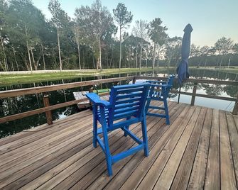 Fun little get away, perfect for one yet cozy for two “Hunter’s Hut” - Kountze - Balcón