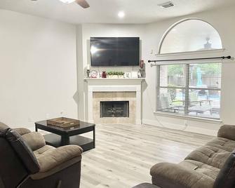 Tomball home with private pool Huge backyard! - Tomball - Obývací pokoj