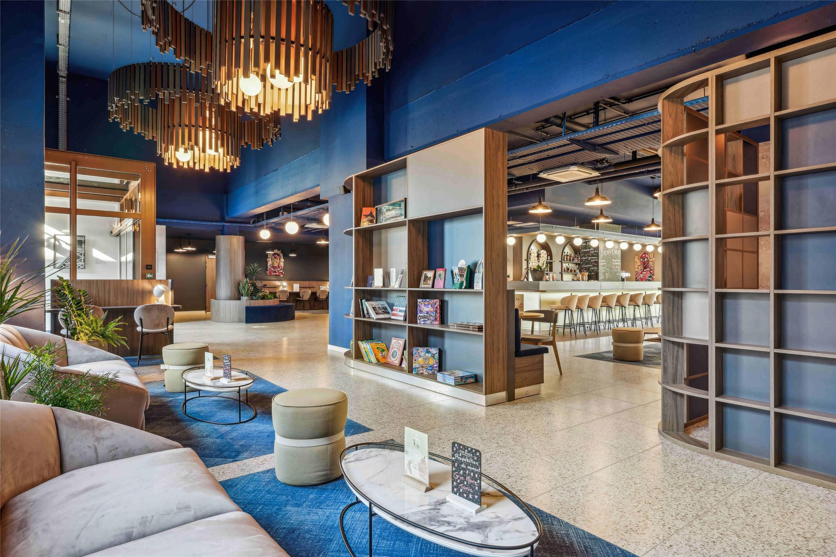 أكينا سيريس فال دوروب - سيريس - ردهة