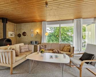 Holiday Home Solbakken Odder Vi - Odder - Stue