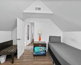 2nd-Floor Retreat in Vibrant Detroit 2 Bedroom - Detroit - Schlafzimmer
