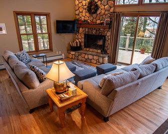 Seven Bedroom Home on Lake Michigan & short walk to Portage Lake - Onekama - Sala de estar