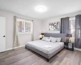 Perfect cute home in Garner with firepit & king bed - Garner - Bedroom