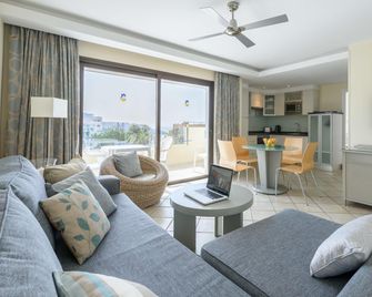 Perla Gris Aparthotel - Callao Salvaje - Вітальня