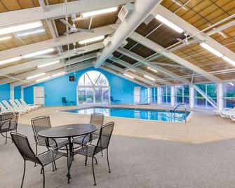 Wingate by Wyndham Canton/Hall of Fame - Canton - Pool