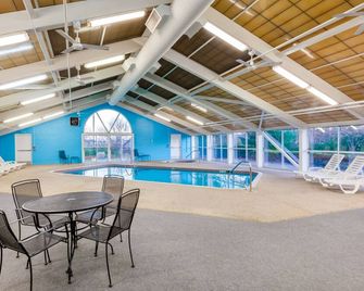 Wingate by Wyndham Canton/Hall of Fame - Canton - Piscina