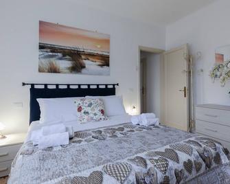 Tirrenia Cozy Apartment near the Beach - Tirrenia - Bedroom