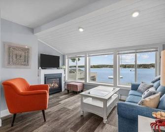 Waterfront Cottage on Blue Bill Cove - Portsmouth - Living room