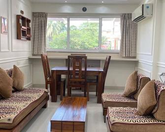 Monarch suites - Panaji - Living room