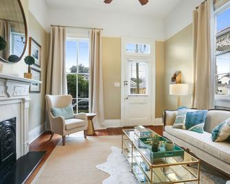 Charming Uptown 2 Bed / 2 Bath Steps to St. Charles Streetcar! - Nueva Orleans - Sala de estar