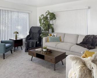 Quaint Mid-Century Cottage by the Coast - Ventura - Living room
