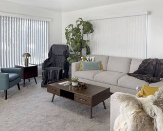 Quaint Mid-Century Cottage by the Coast - Ventura - Living room