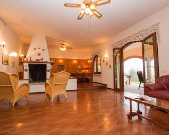 Daller Bianca con Piscina by Wonderful Italy - Soiano del Lago - Wohnzimmer