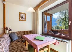 Apartment \'5 Apartment mit Gartenblick\' with Mountain View, Private Balcony & Wi-Fi - Schönau am Königssee - Wohnzimmer