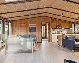 Cozy Summer House In Trend - Løgstør - Sala de estar