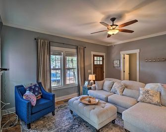 Cozy Southern Pines Retreat 1 Mi to Downtown! - Southern Pines - Living room