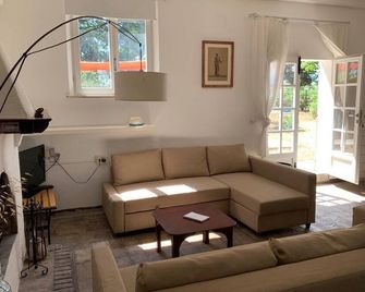 Fano - Country house 5 minutes from the city center - Fano - Living room