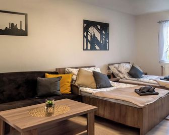 Charming 1-bedroom apartment in pleasant Moravskoslezský kraj with WiFi - Bohumín - Sala de estar