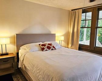 Modern Apartment within a Historical Building - Dallas - Bedroom