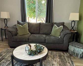 Cozy, 1-bedroom apartment with a pulled-out couch, close to all the facilities. - Porterville - Living room