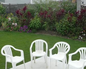 Beautiful small Garden Surrounding This Little Home. Clean and Comfortable. - Brigham City - Binnenhof