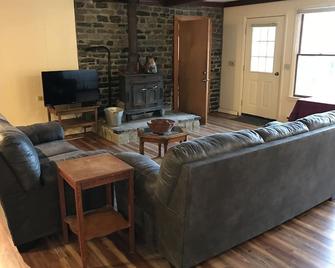Entire Guest Suite in Haus Edelweiss on the Blue Ridge Parkway - Little Switzerland - Living room
