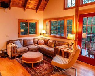 Stratton Mountain Escape w Hot Tub|Deck|Projector - Jamaica - Living room