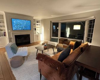 Timber Hill Sanctuary Quiet 34-Acre Getaway - Newton - Вітальня
