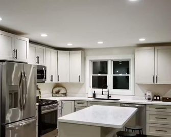 Cozy 2-bedroom house in nice Goshen with AC - Goshen - Kitchen
