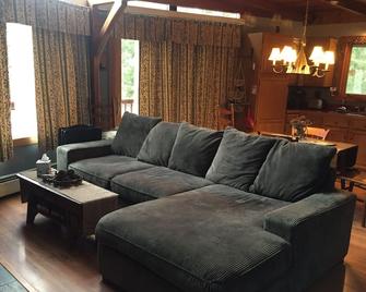 Pet friendly. Mountain lakes chaletbrNon smoking! - Woodsville - Living room