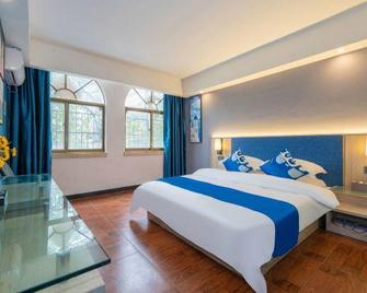 OYO 9 Long Hotel - Qinzhou - Schlafzimmer