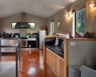 Alofi- stunning views and a private cinema room! - Hepburn Springs - Κουζίνα